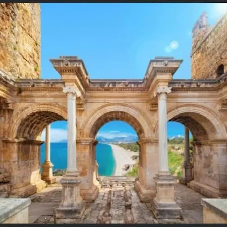 25-hadrian Kapisi Kaleici 5 Dakika Rezidans